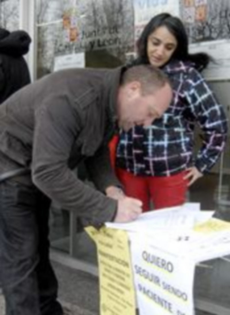 Un ciudadano firma la carta al Gobierno y a los grupos parlamentarios. / J. Martín