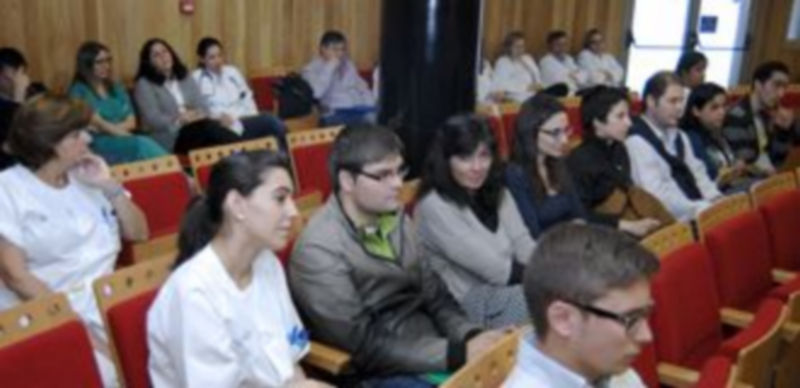 El acto de despedida y bienvenida de los profesionales sanitario tuvo lugar en el salón de actos del complejo hospitalario. / Alberto Benavente