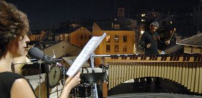 El percusionista segoviano Eugenio Uñón durante su actuación en la Puerta de San Andrés. / Alberto Benavente