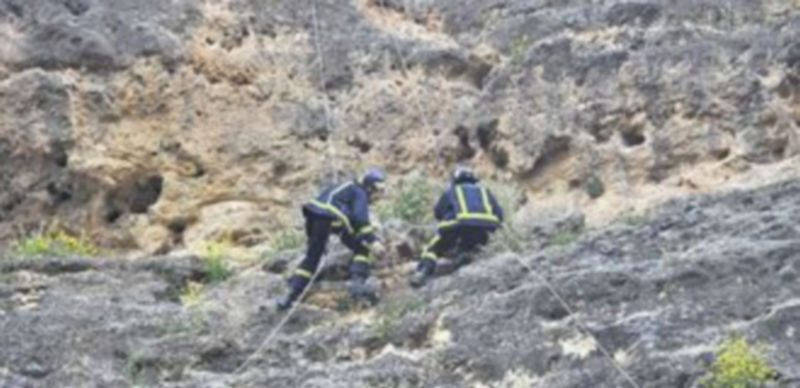 Los desprendimientos en el roquedo generaron ayer la intervención de los bomberos. / Kamarero