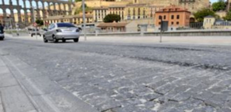 Uno de los desperfectos apreciables en la calzada de adoquín de Padre Claret