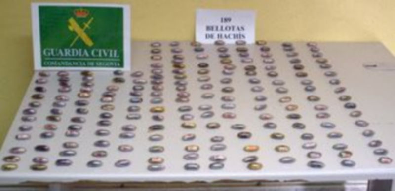 Bellotas de hachís intervenidas por la Guardia Civil en el control en la A-1