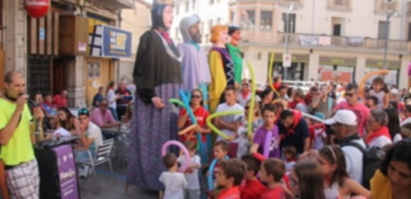 ´Las calles rebosaron gente que se concentró para disfrutar de los gigantes y cabezudos por las calles de la villa. / C.N.