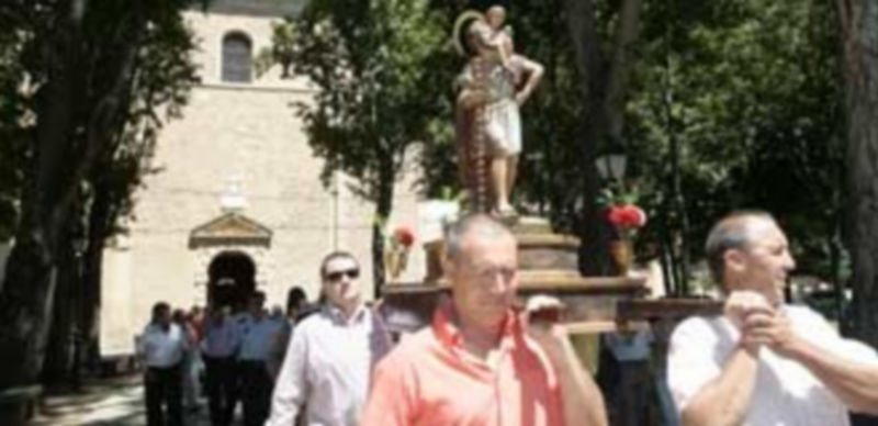 La bendición de los automóviles frente a la figura de San Cristobal. / Lara Mazagatos