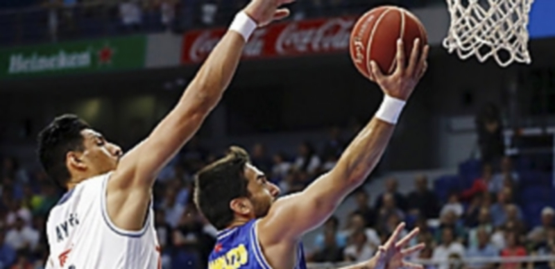 Ayón intenta taponar a Campazzo durante el primer partido de este play off. / EFE