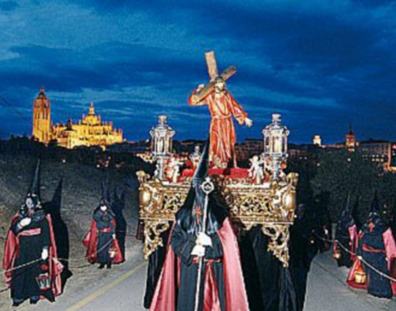 Los cofrades de Los Maristas acompañan en silencio por los altos de La Piedad las imágenes durante el Via Crucis celebrado anoche./ JUAN MARTÍN