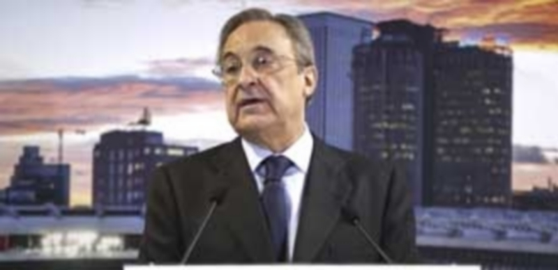 Florentino Pérez comparece durante el tradicional almuerzo navideño del Real Madrid con los medios del comunicación. / EFE