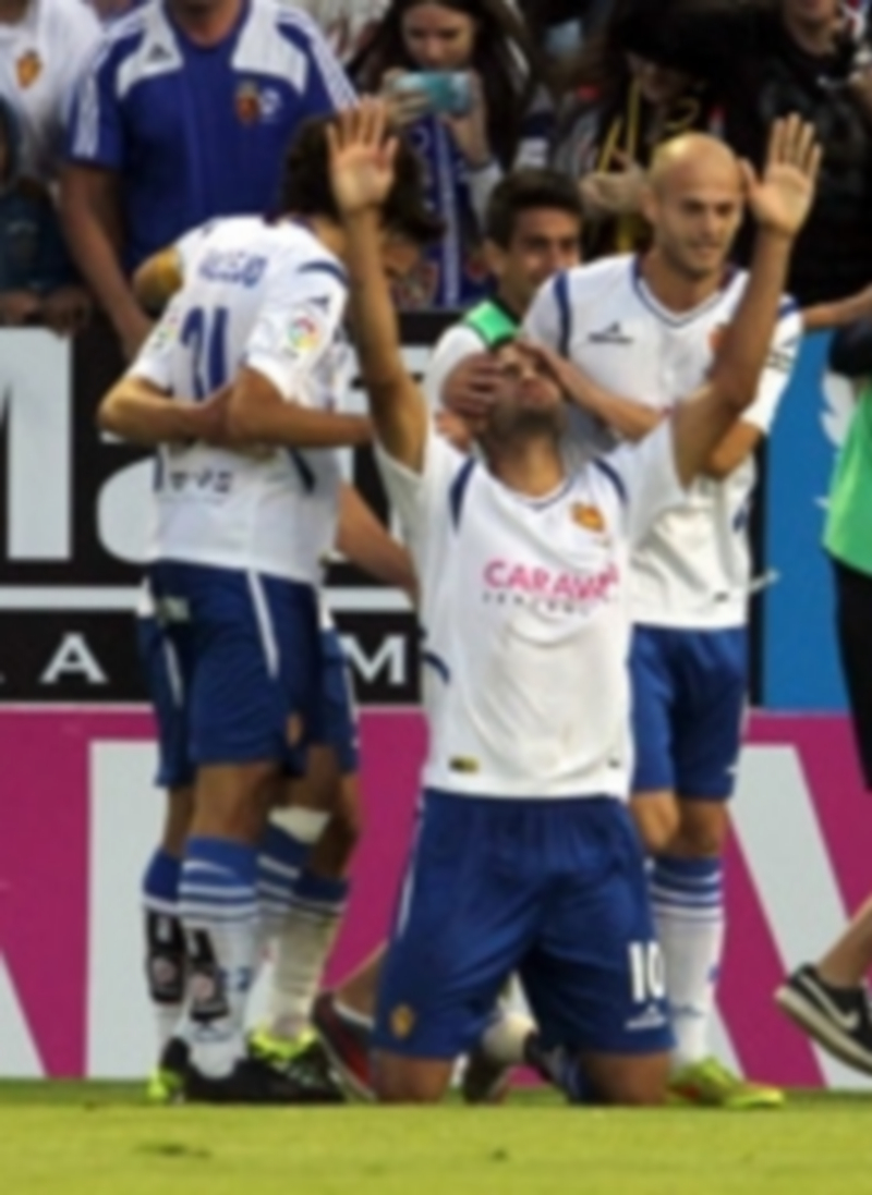 Willian José (centro) celebra con sus compañeros el tercer gol del partido. / EFE