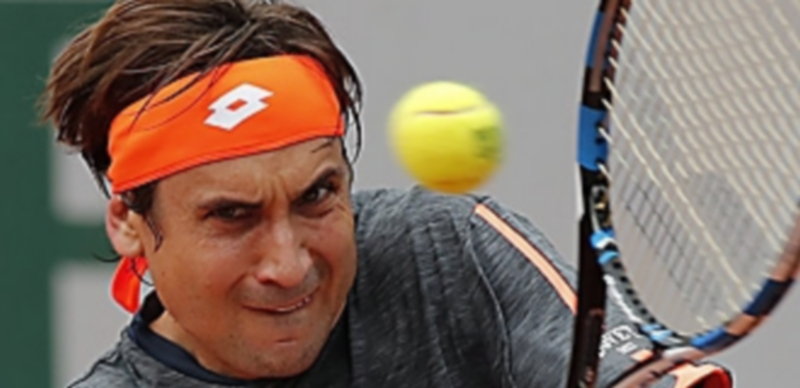 David Ferrer devuelve una bola durante su partido ante Feliciano López. / EFE
