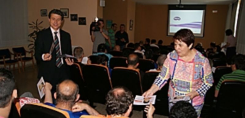 Luquero distribuye su programa electoral en braille 1 Andrés Torquemada y Clara Luquero