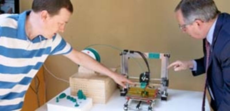 El delegado territorial de la Junta en su visita a la exposición en Casa de los Picos. / El Adelantado