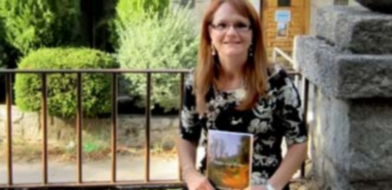 Reflejos de un alma poeta 1 Yolanda de las Heras sujeta un ejemplar de su primer libro “Reflejos de mi Esencia” en El Espinar. / E.A.