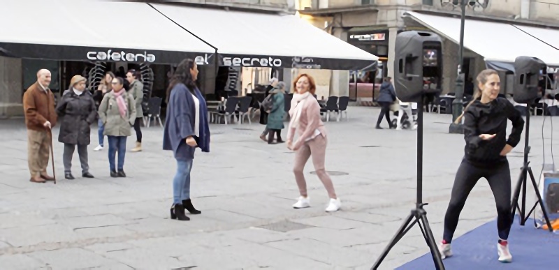 La asociación DeCalles organizó diversas actividades en la calle para animar a los segovianos a comprar en un ‘Black Friday’ que llegó a muchos negocios. / N. LLORENTE