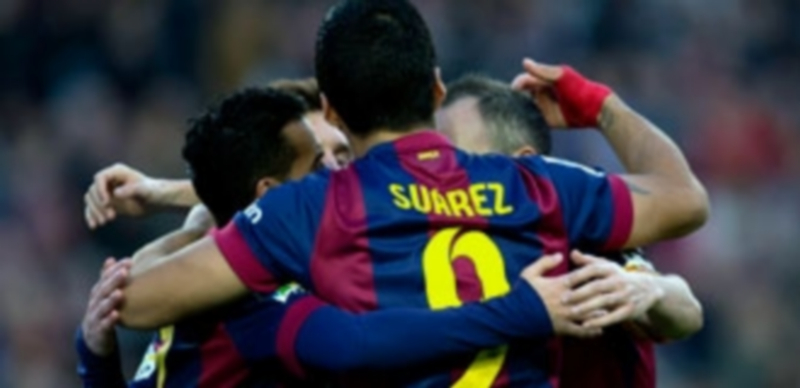 Luis Suárez celebra con sus compañeros el segundo gol del partido. / EFE