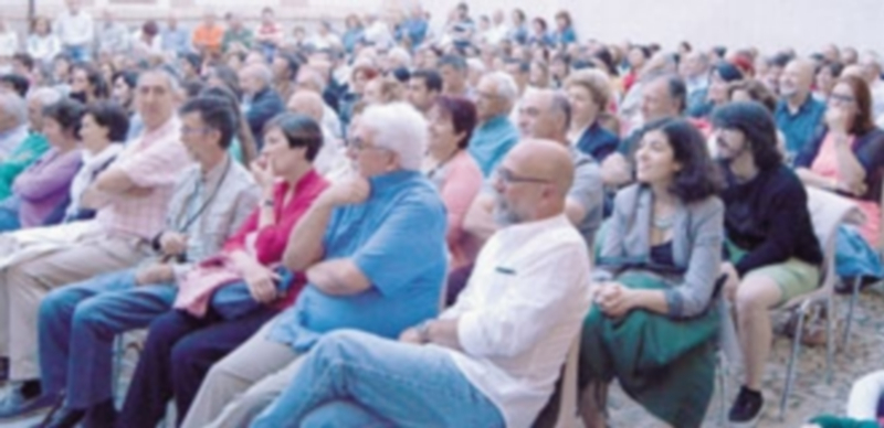 El Patio de la Casa de Andrés Laguna lleno durante una jornada del Festival de de Narradores Orales. / Cristina Yusta