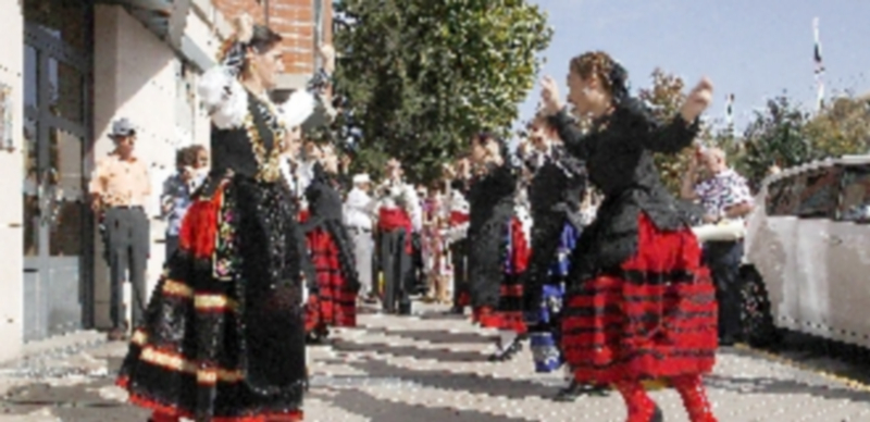 La procesión con la Santa pone fin a las II Jornadas Teresianas 1 El grupo de danzas La Santa amenizó con sus bailes y su música la procesión con la imagen de Teresa de Jesús. / N. LLORENTE