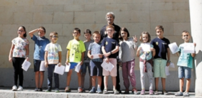 Pequeños investigadores 1 El grupo de niños que ayer visitaron la Comisaría posan junto al inspector Juan Vaquero Plaza. / NEREA LLORENTE