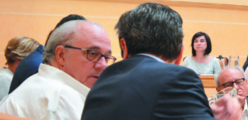 Alfonso Reguera (izqd.) conversa con el concejal del Grupo Socialista José Bayón en el pleno del pasado 30 de junio. / TAMARA DE SANTOS