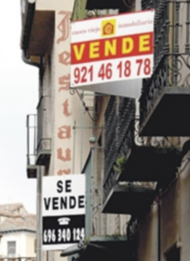 Los carteles de ‘Se Vende’ adornan muchos balcones en Segovia. / j. martín