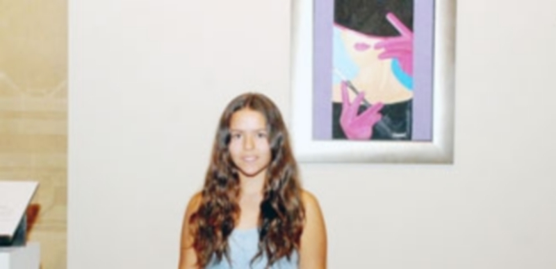 Nazaret González posando junto a su obra ‘En favor de Venus’. / el adelantado