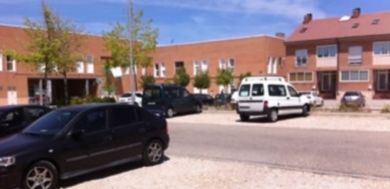 Los aparcamientos de la plaza de Azorín presentan muy mal estado