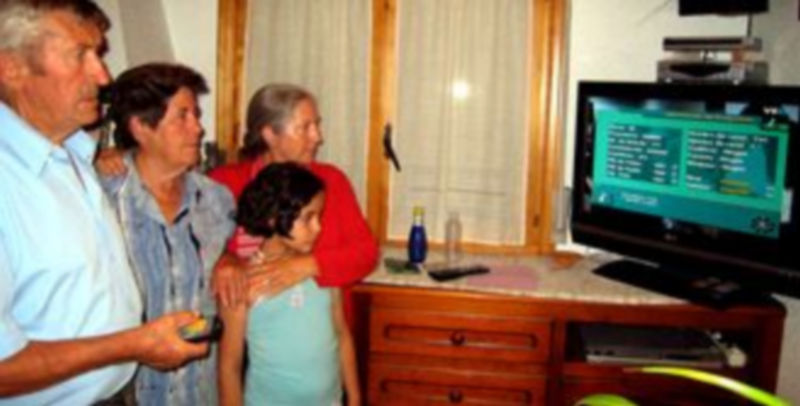 Una familia comprueba el funcionamiento de la TDT en un receptor de televisión. / ICAL