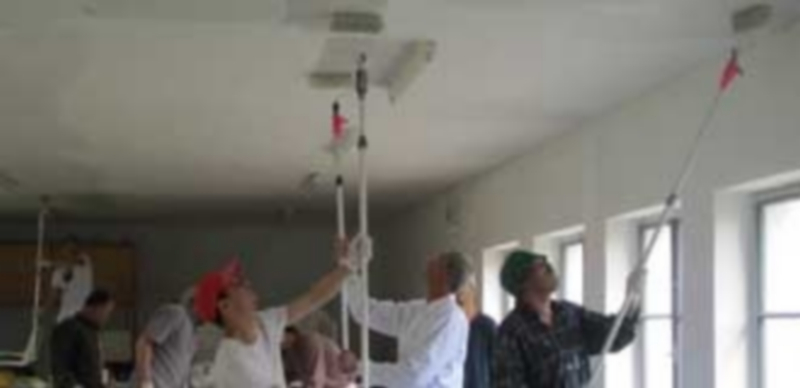 Un grupo de trabajadores inmigrantes realiza un taller formativo de pintura. / El Adelantado