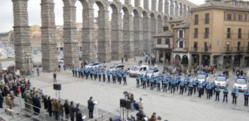 Aspecto de la Plaza del Azoguejo durante el acto de reconocimiento a la Policía Local de Segovia. / Alberto Benavente
