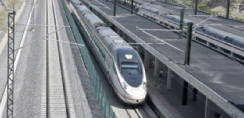 Un panel muestra los servicios ferroviarios en la estación Segovia Guiomar / Alberto Benavente.