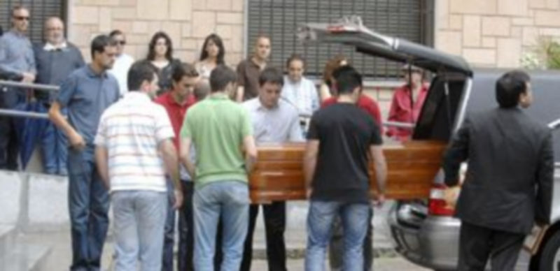El féretro con los restos mortales del joven fallecido
