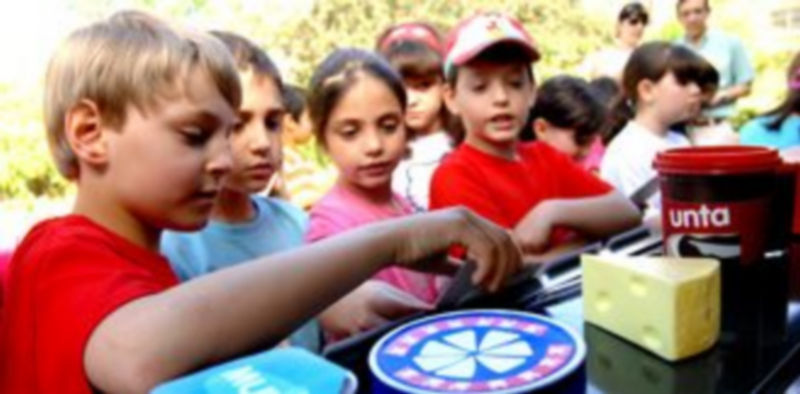 Los niños tenían que llenar su cesta de la compra