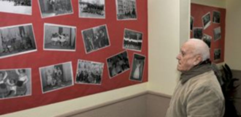 Uno de los pasillos del centro es el escenario de una exposición de imágenes antiguas del colegio y del barrio. / A. Benavente.
