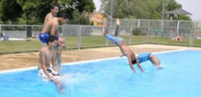Las temperaturas ayer sábado fueron bastante elevadas y algunos bañistas ya usaron la piscina. / Alberto Benavente