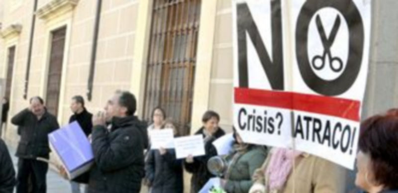 Un grupo de empleados públicos expresó ayer su protesta ante la sede de la Agencia Tributaria. / Alberto Benavente