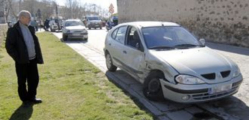 Uno de los vehículos implicados sufrió desperfectos de consideración a consecuencia del choque. / A. Benavente