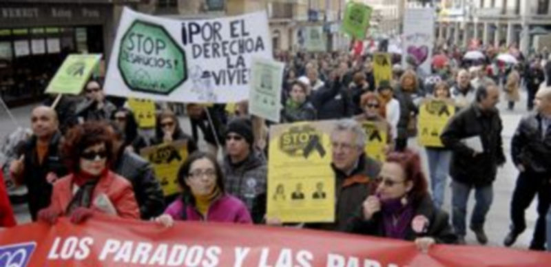 Numerosos segovianos salieron ayer de nuevo a la calle para reivindicar mejores condiciones laborales y una regeneración democrática. / Alberto Benavente