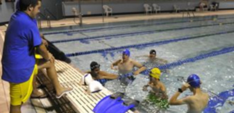 La piscina cubierta ofrece a los jóvenes ofertas de ocio alternativo las noches de los sábados. / Juan Martín