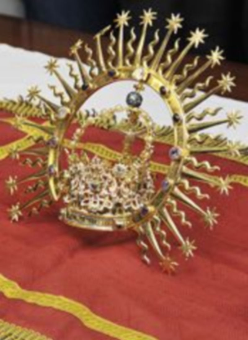Las coronas de oro y otros elementos de la imagen de la Virgen
