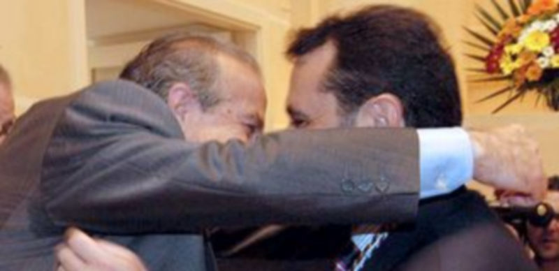 Imagen de 2003 del abrazo entre Llorente y Arahuetes