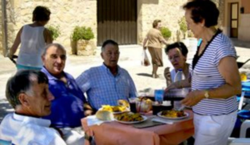 Zamarramala. Imagen de archivo de un grupo de mayores de 50 años en una comida popular. / Cristina Muro de Zaro