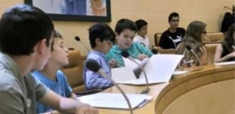Niños y adolescentes se toman muy en serio su papel en el Consejo de infancia y adolescencia. En la fotografía