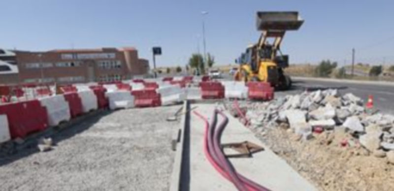 Obras de ampliación del acceso a la zona donde se encuentra la parada de los autobuses urbanos que llegan al Hospital General y la entrada al área de estacionamiento de los patios interiores / Lara M.