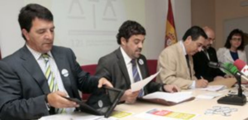 Julio Sanz acompañado por el diputado de la junta de Gobierno del Colegio César Fraile; por el decano de los procuradores