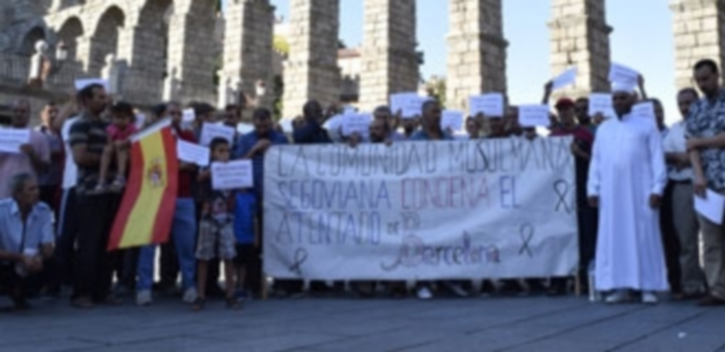 Cerca de un centenar de musulmanes residentes en Segovia se concentraron en el Azoguejo para mostrar su repulsa contra el terrorismo. / MARTA HERRERO