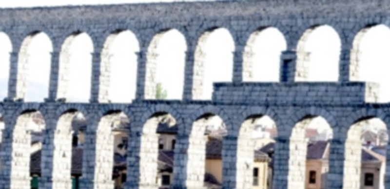 Reordenar el tráfico en torno al Acueducto es una prioridad. / MARTA HERRERO