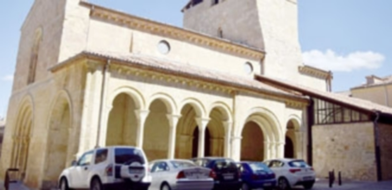 Coches ocupando las plazas de estacionamiento habilitadas junto a la iglesia de La Trinidad. /MARTA HERRERO
