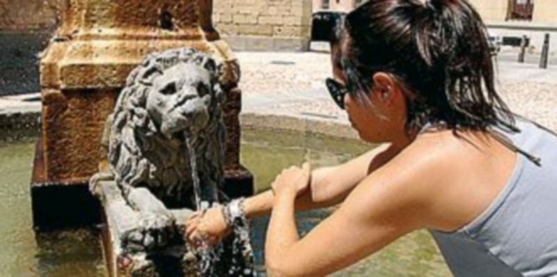 Refrescarse en el agua es aconsejable estos días. /A.B.