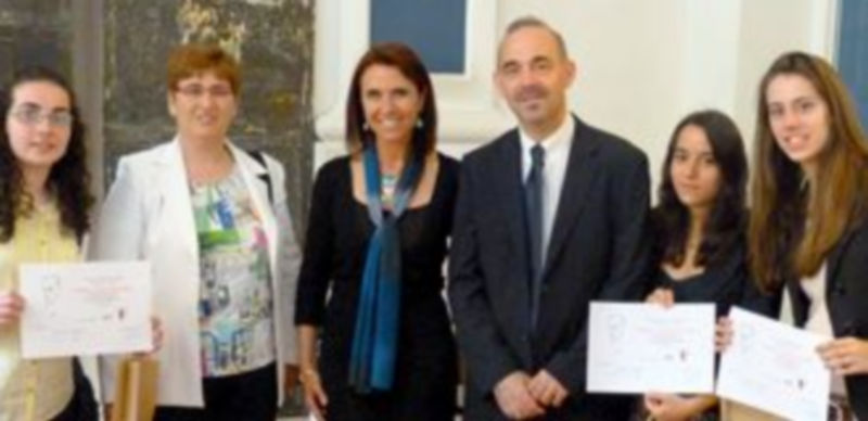 Las alumnas premiadas posan junto a su profesora y representantes de la Embajada y del Instituto de Francia. / E. A.