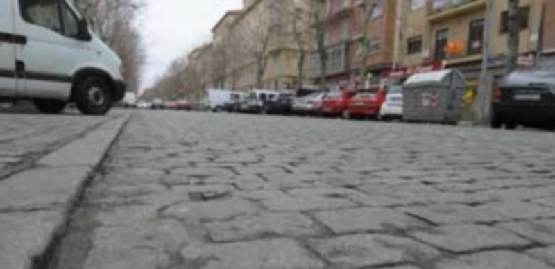 El pavimento de esta céntrica avenida está muy deteriorado. / Kamarero