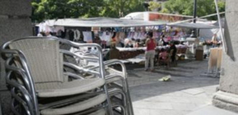 Hoy no se ha instalado ninguna terraza durante las horas de mercado. / LARA MAZAGATOS